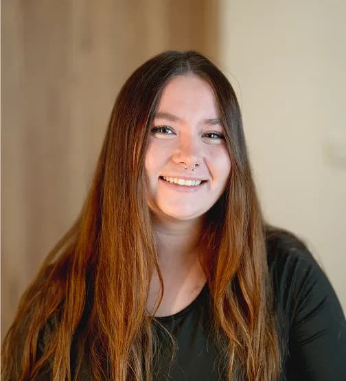 Chica joven sonriendo a cámara