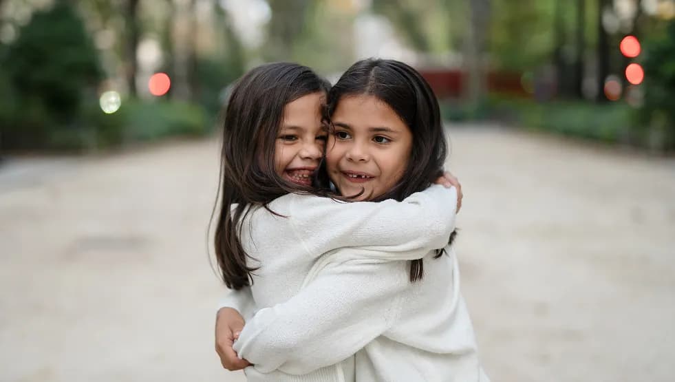 Niñas abrazandose