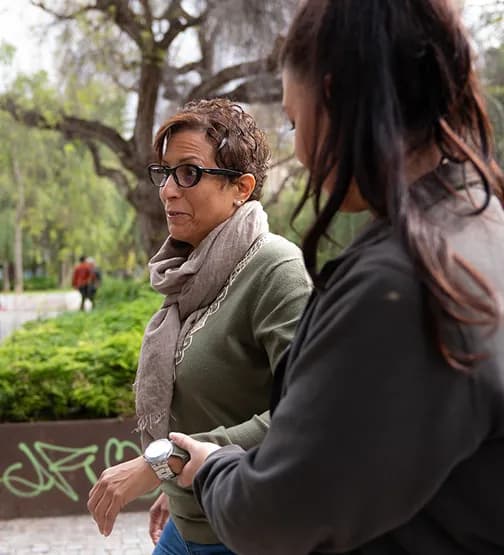 Dos personas paseando